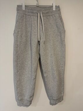 Lululemon Women’s Grey Sweatpants 3/4 length - Size 6